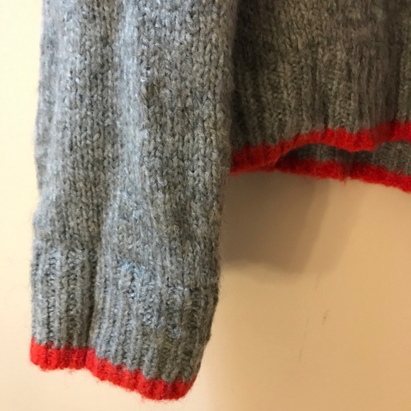 Ellen Tracy grey sweater with red detailing - Picture 5 of 7